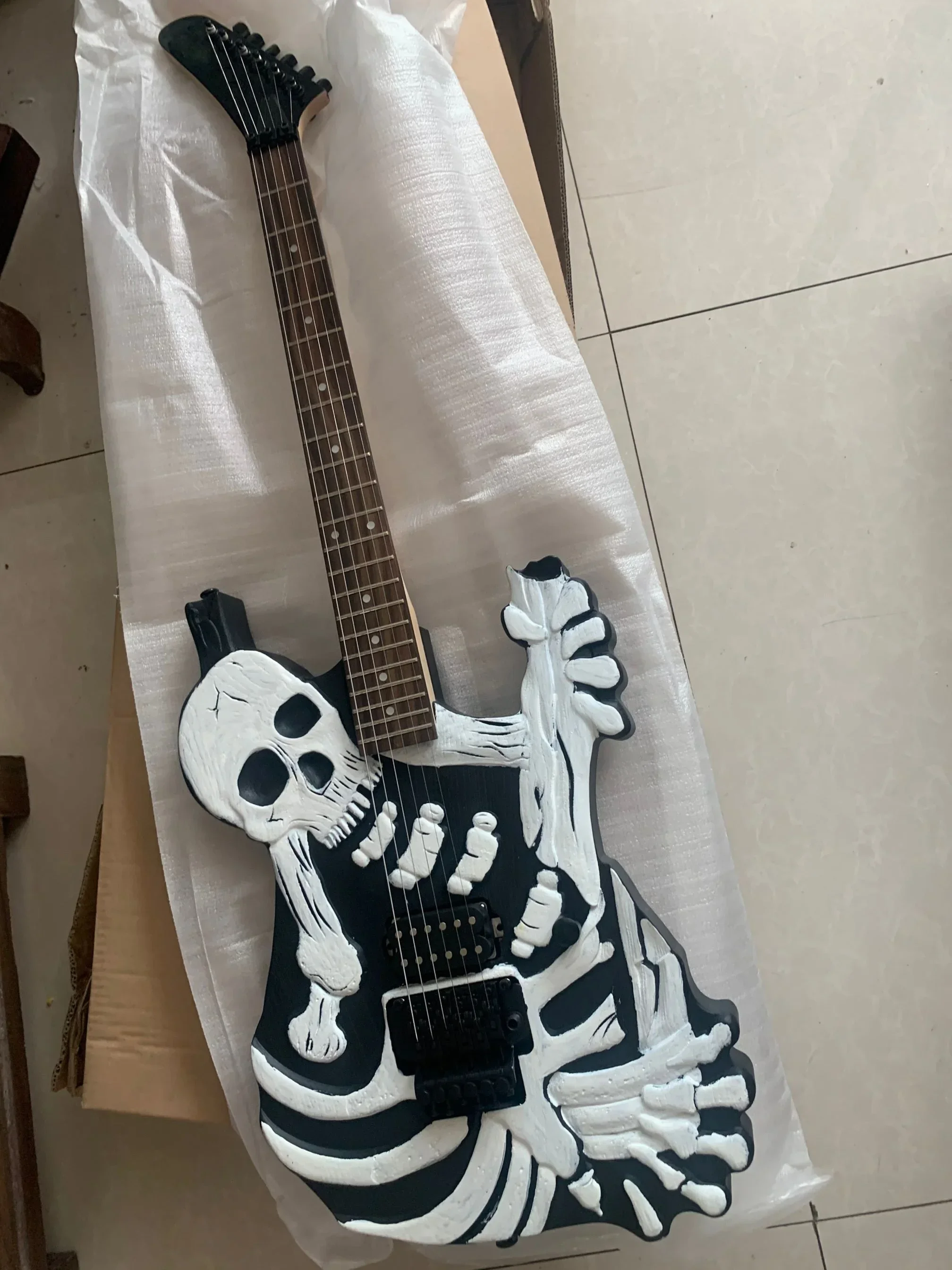 Обновите электрогитару Skull N Bones Mr Scary Johnny, черную аппаратную гитару