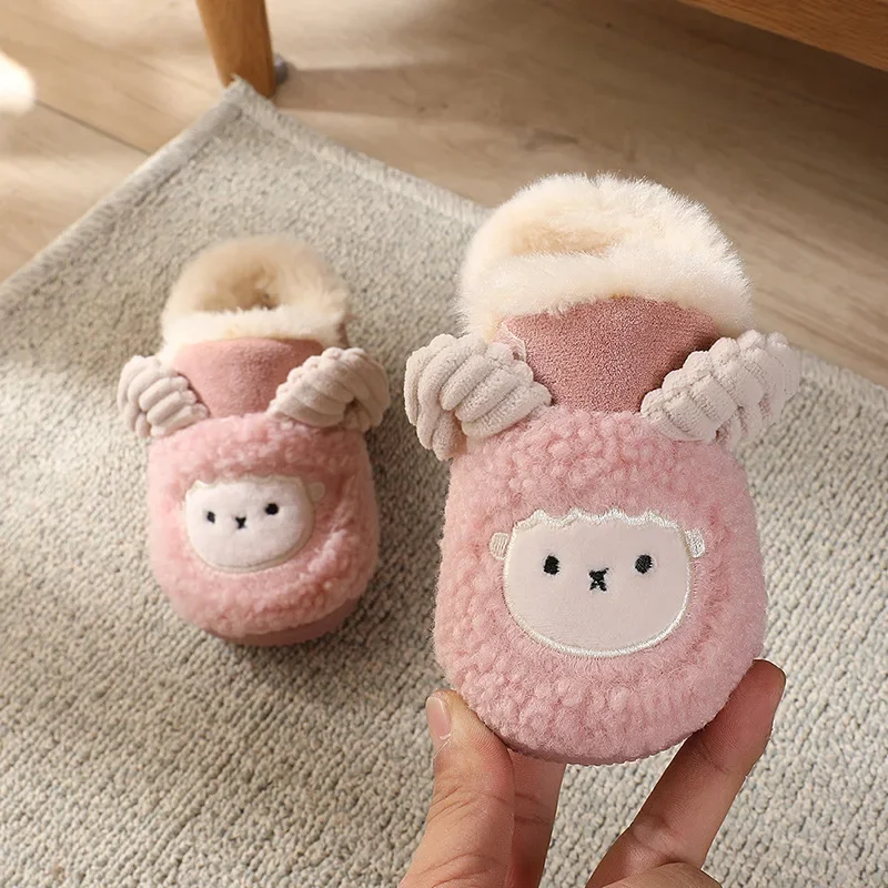 Зимние Зимние ботинки для маленьких девочек и мальчиков с мультяшными овечками, милая хлопчатобумажная обувь для малышей, теплые Плюшевые ботильоны, Уличные Мягкие Противоскользящие кроссовки