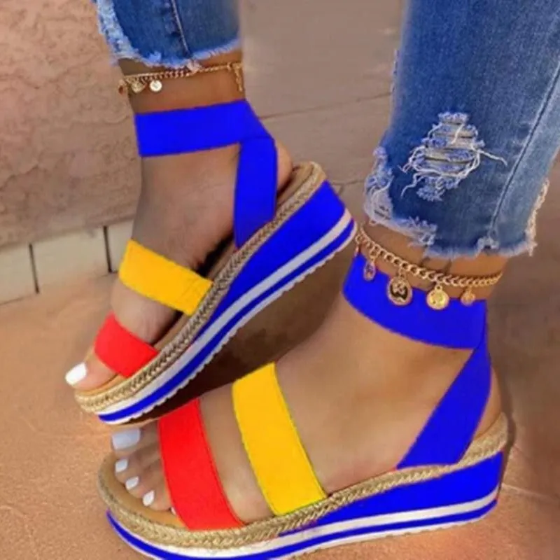 Новые женские летние сандалии Разноцветные сандалии на платформе и радужной танкетке Повседневная пляжная обувь