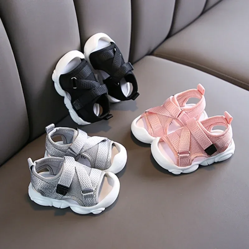 Новые летние сандалии для малышей, обувь для маленьких девочек, однотонные дышащие кроссовки из сетчатой ткани для мальчиков, детские спортивные сандалии для девочек