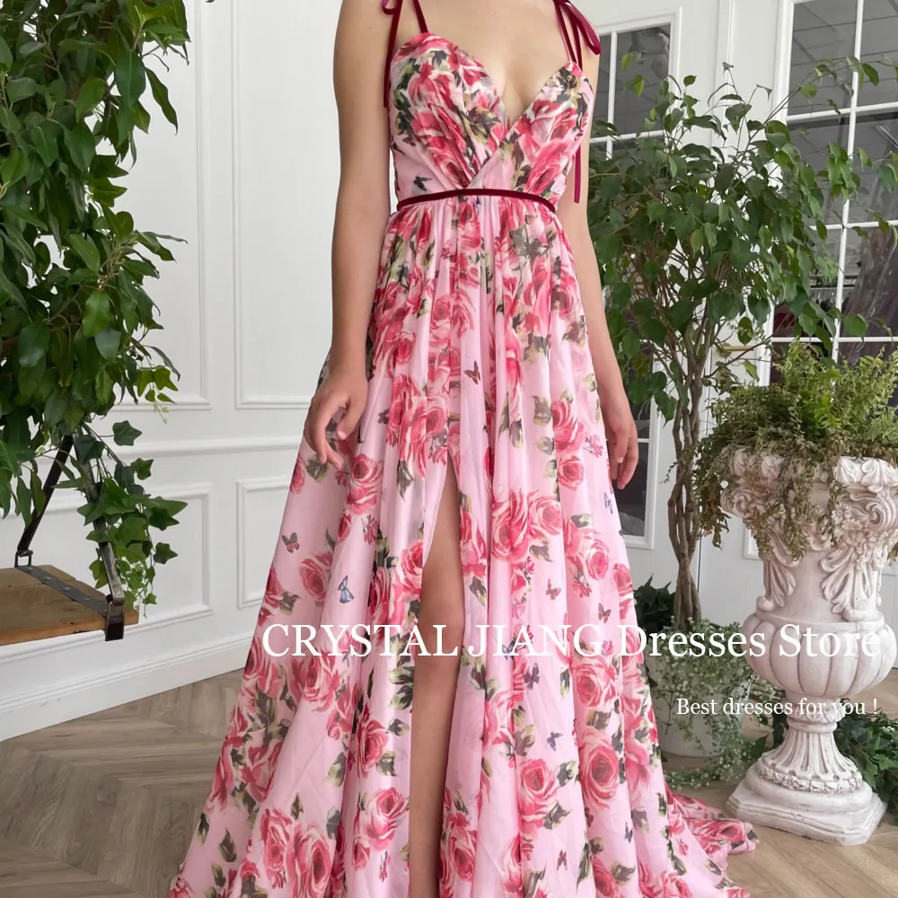 Платья для выпускного вечера из длинного розового шифона с принтом в виде роз и бабочек, без бретелек, трапециевидного силуэта, со шлейфом с разрезом для ног