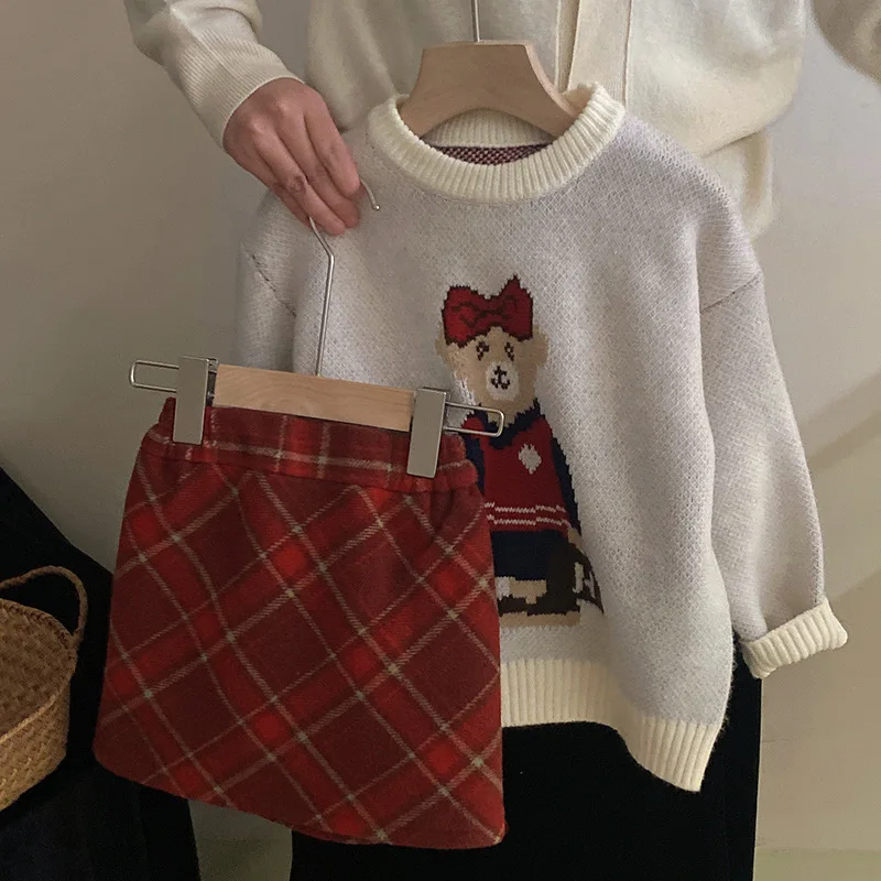 2023 Зимний детский новый свитер с милым медведем для девочек, утолщенный вязаный свитер, темпераментная повседневная клетчатая юбка Tide.